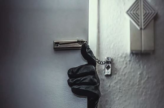 Εξιχνιάσθηκαν 2 περιπτώσεις κλοπής που τελέστηκαν διαδοχικά στην ίδια οικία στην πόλη της Πτολεμαΐδας, για τις οποίες συνελήφθη 44χρονος ημεδαπός