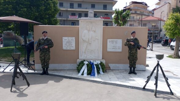 Γρεβενά: Η κατάθεση στεφάνων στο μνημείο των πεσόντων στρατιωτών (Φωτογραφίες)