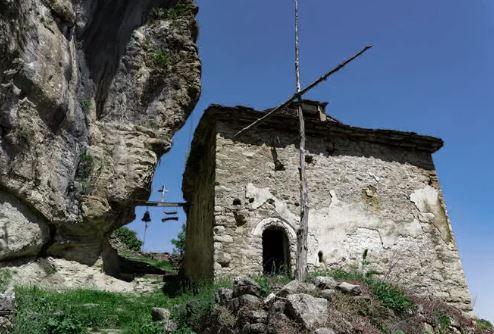 Μονή Παμμεγίστων Ταξιαρχών Τσούκας: Ένα μοναστήρι χτισμένο δίπλα σε καταρράκτη