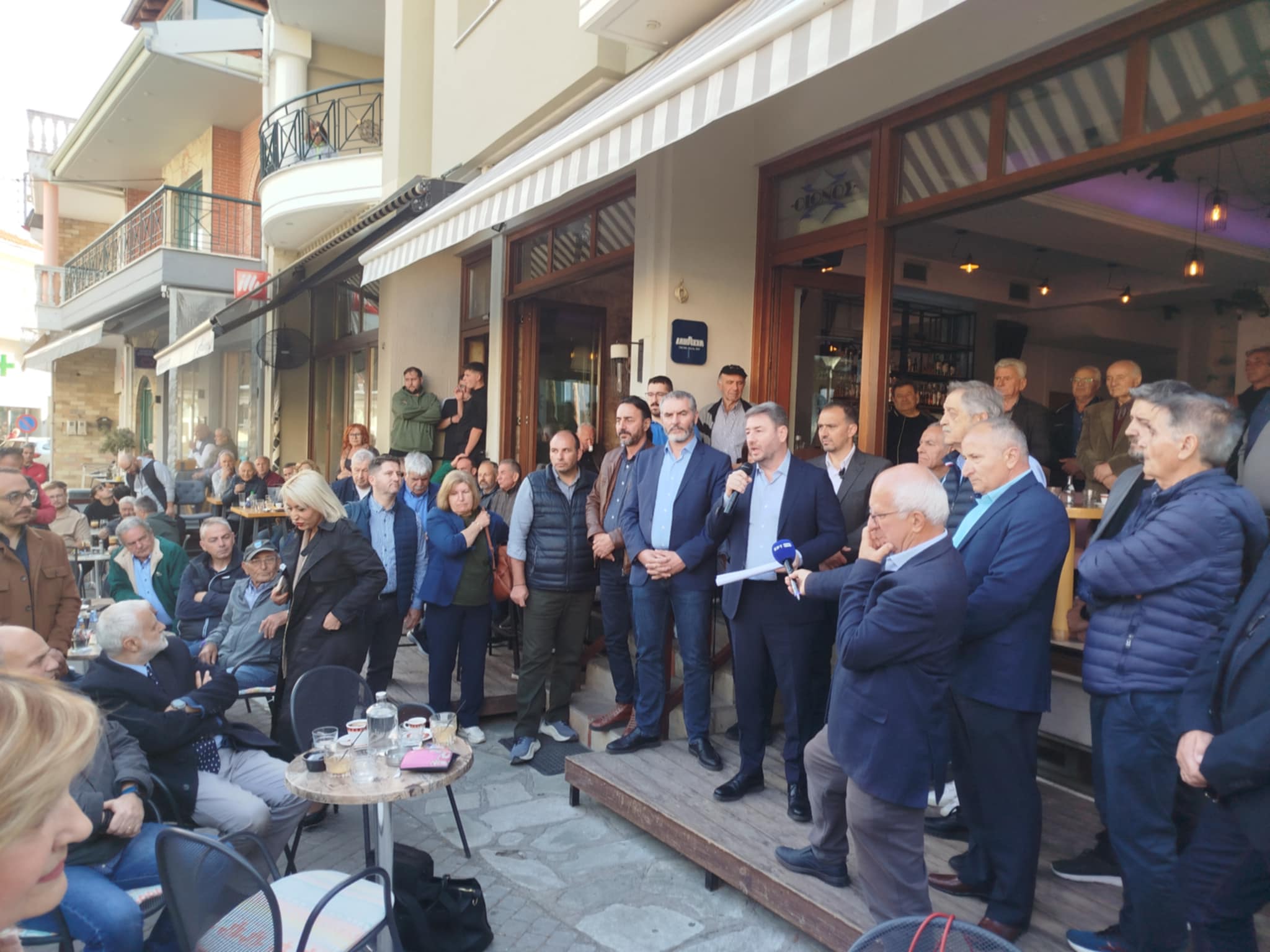 Οι πολίτες της Δεσκάτης υποδέχθηκαν θερμά τον Νίκο Ανδρουλάκη (φωτογραφίες)
