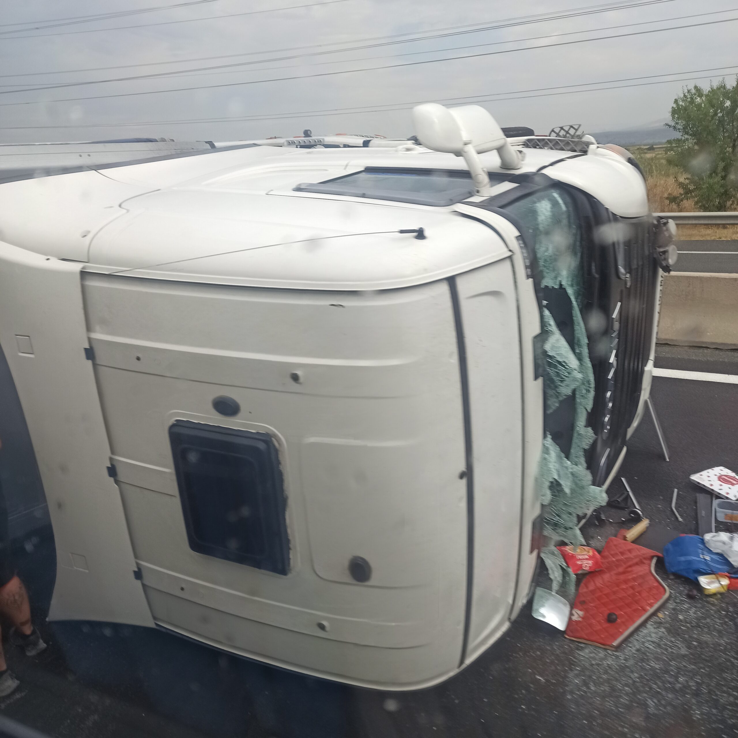 Τροχαίο ατύχημα  με ανατροπή νταλίκας, στην Εγνατία Οδό στο ύψος της Γαλάνης Κοζάνης (φωτογραφίες)