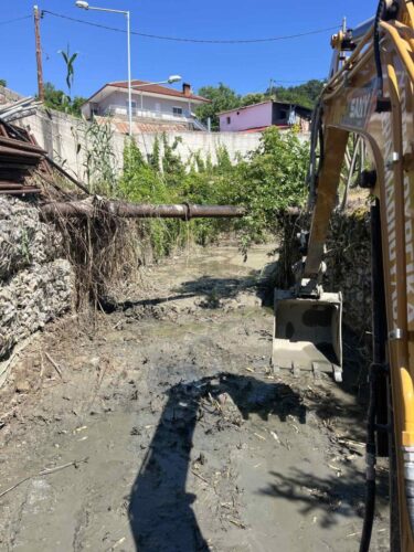 Εργασίες καθαρισμού και διευθέτησης ρεμάτων στη Διποταμία από την Π.Ε. Καστοριάς, πρ. 37.200,00 €.