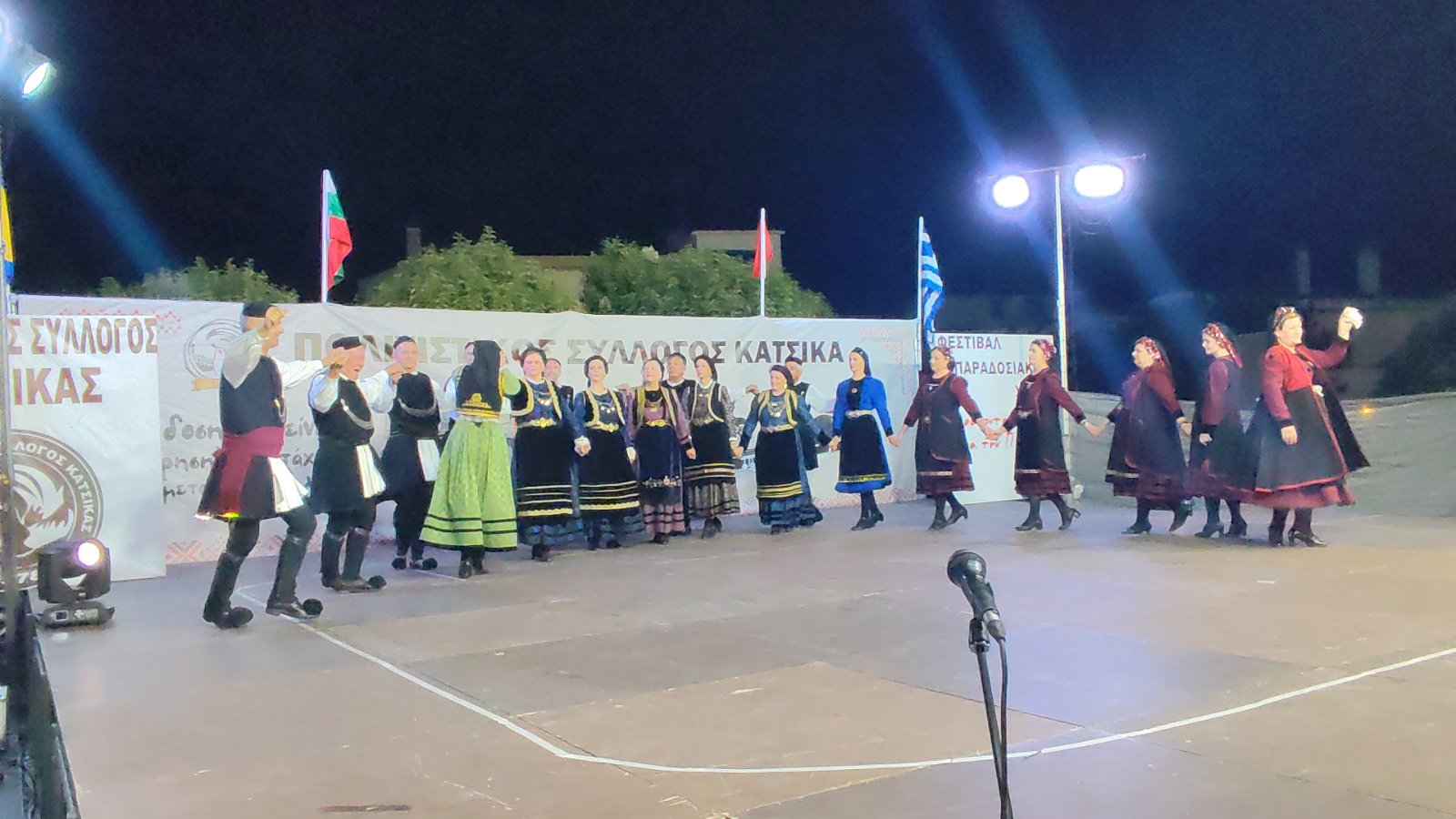 Το χορευτικό τμήμα του συλλόγου Γρεβενιωτών Κοζάνης ο Αιμιλιανός στο 15ο διεθνές φεστιβάλ παραδοσιακού χορού στον Κατσικά Ιωαννίνων