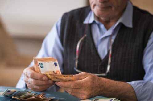 Συντάξεις: Οι αυξήσεις ανά ταμεία – Πίνακες και παραδείγματα για τους δικαιούχους