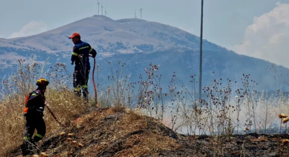 Αναζωπυρώθηκε λόγω των ανέμων η φωτιά στα Λιβερά Κοζάνης