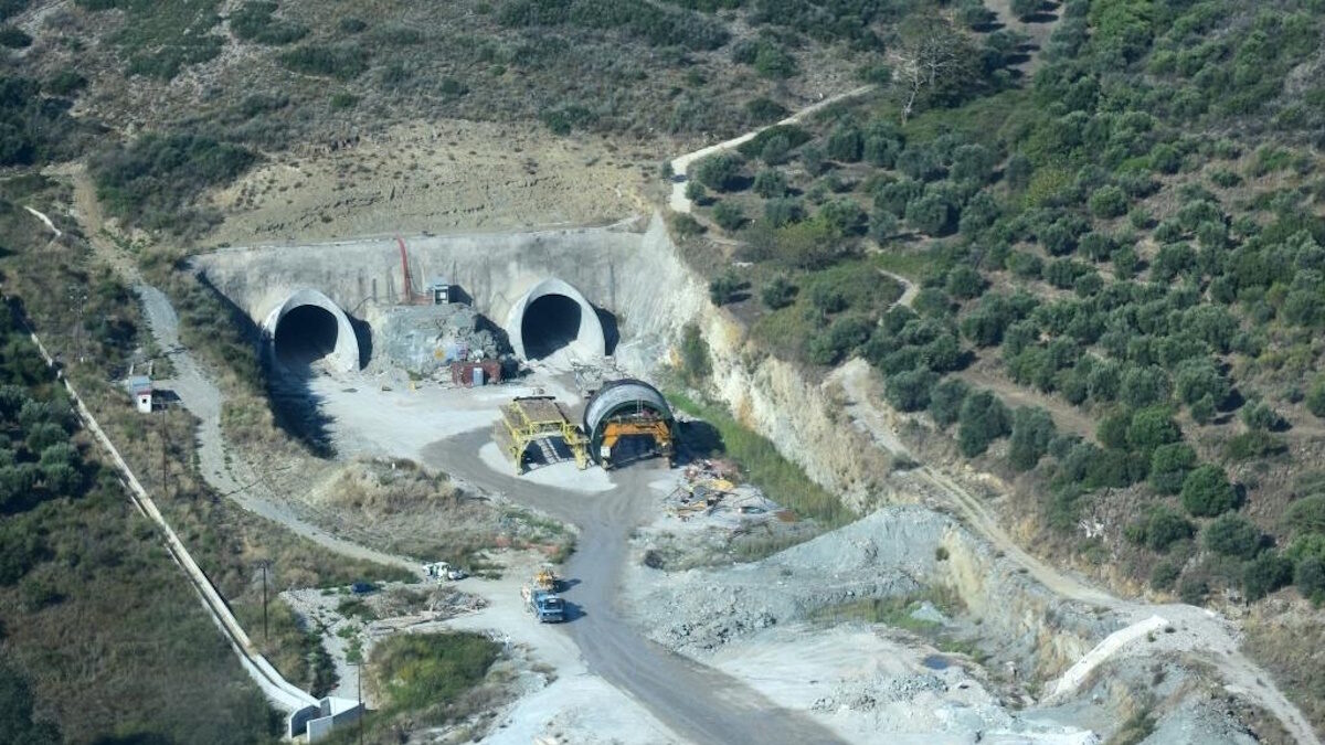 Γρεβενά: Δύο μηχανικοί στη φυλακή για υπερτιμολογήσεις ύψους 32 εκ. ευρώ για κατασκευή τούνελ στην Εθνική Οδό