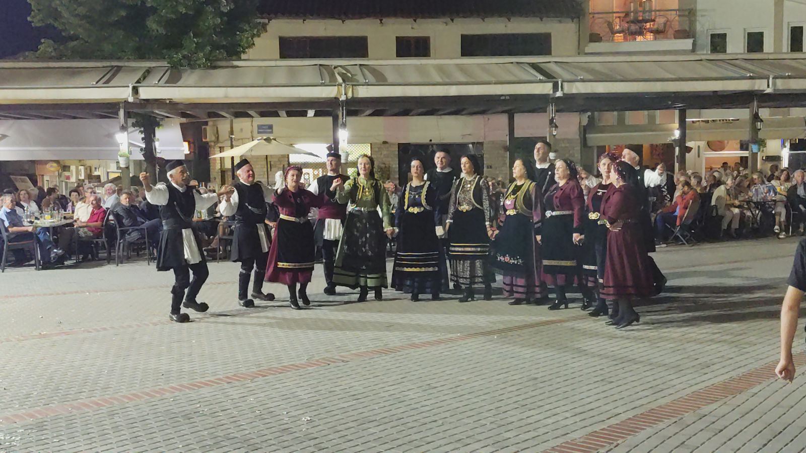 Το χορευτικό τμήμα του συλλόγου Γρεβενιωτών Κοζάνης ο Αιμιλιανός στη Δεσκάτη