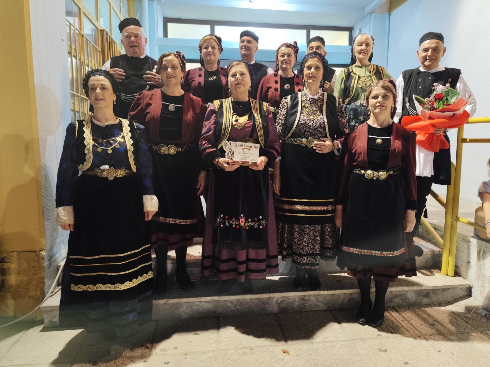 Το χορευτικό τμήμα του συλλόγου Γρεβενιωτών Κοζάνης ο ΑΙμιλιανός στα Ζήσεια στην Άνω Κώμη