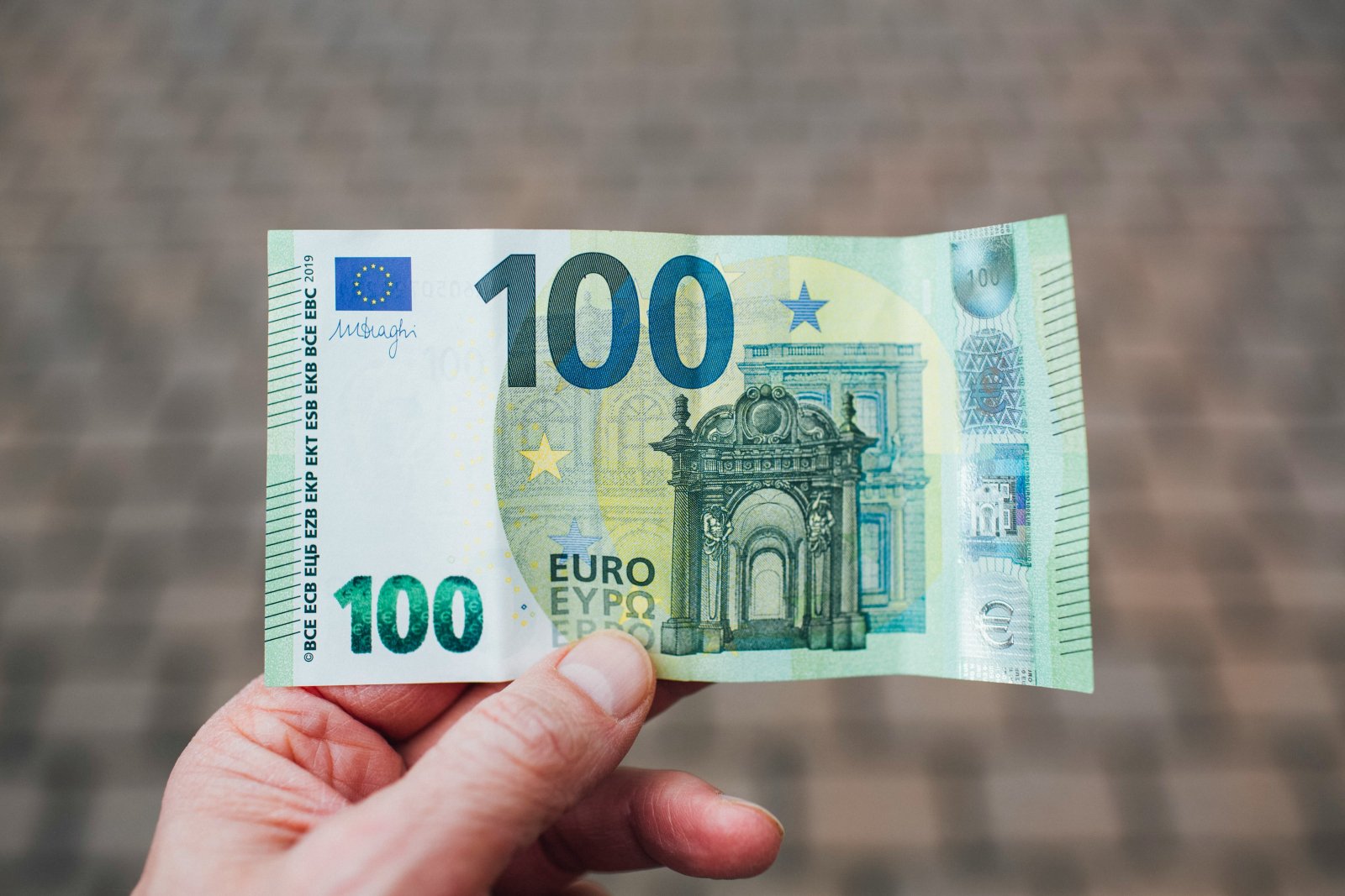 Πότε πληρώνεται το voucher των 100 ευρώ