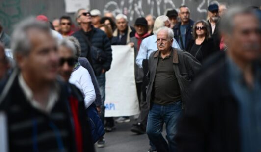 Μεγάλες αλλαγές στις συντάξεις το 2026: Τι αλλάζει για παλιούς και νέους συνταξιούχους