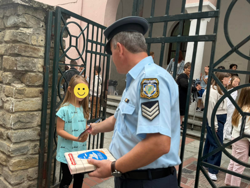 Διανεμήθηκαν από αστυνομικούς των Υπηρεσιών της Γενικής Περιφερειακής Αστυνομικής Διεύθυνσης Δυτικής Μακεδονίας Ενημερωτικά Φυλλάδια Τροχαίας και Σχολικών Προγραμμάτων σε μαθητές Δημοτικών Σχολείων και γονείς