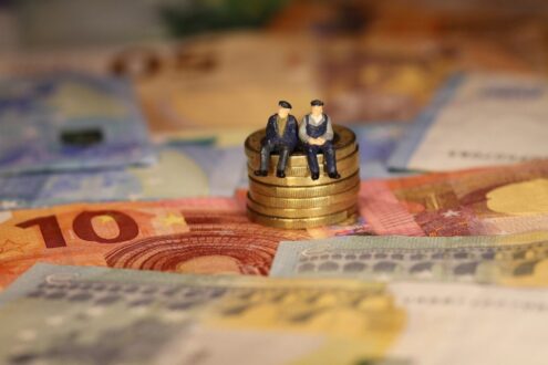 Η ΕΕ προτρέπει τις πρωτεύουσες να στρέψουν τους πολίτες στις ιδιωτικές συντάξεις – Αυξάνεται η πίεση στο ασφαλιστικό