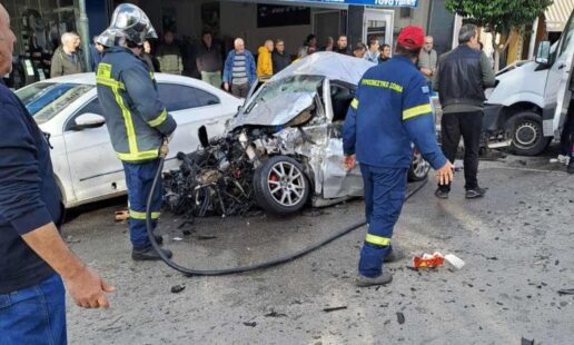 Πτολεμαΐδα: ΙΧ καρφώθηκε σε βαν και μετά έπεσε πάνω σε παρκαρισμένα αυτοκίνητα