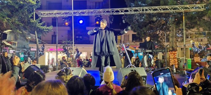 Με φως, μουσική και πλήθος κόσμου άναψε το Χριστουγεννιάτικο Δέντρο στα Γρεβενά!