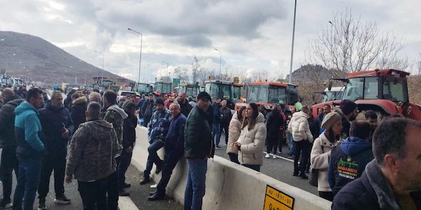 Αγρότες στο μπλόκο Μπάρας Σιάτιστας στην Εγνατία – Από την παλαιά Εθνική Οδό Κοζάνης-Καστοριάς η κυκλοφορία