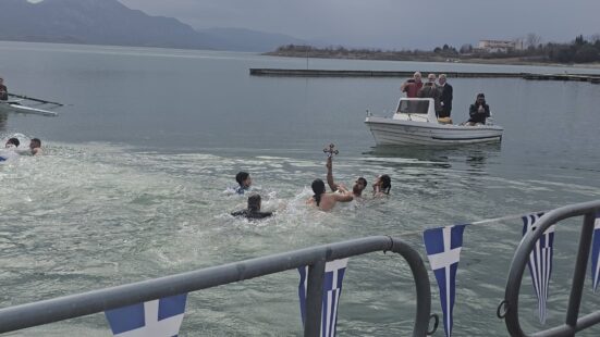Η Όλγα Μαρκογιαννάκη στον εορτασμό των Θεοφανείων στη λίμνη Πολυφύτου