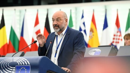 Κομισιόν προς Σάκη Αρναούτογλου: Η στήριξη μικρών καφενείων και παντοπωλείων στα ορεινά χωριά επιτρέπεται