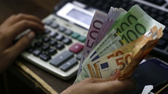 Τι αυξήσεις θα δουν από σήμερα οι εργαζόμενοι του ιδιωτικού τομέα με τη νέα φορολογική κλίμακα – Δείτε παραδείγματα