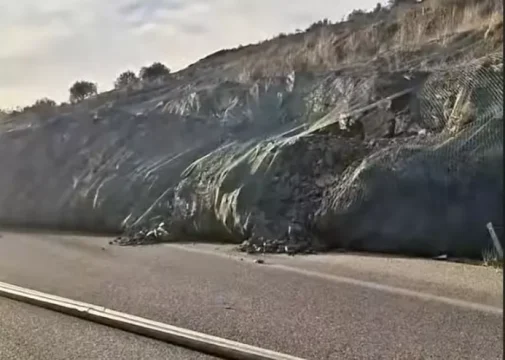 Μεγάλη κατολίσθηση στην Ιόνια Οδό – Κλειστή και στα δύο ρεύματα (Βίντεο)