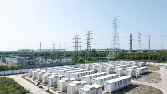 Ενεργοποιούνται άμεσα οι πρώτες μονάδες μπαταριών με τροπολογία του ΥΠΕΝ