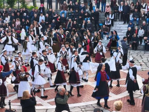 Βούλιαξε η πλατεία των Αμυγδαλιών από χορευτές και λάτρεις της παράδοσης στον Αποχαιρετισμό της Πασχαλιάς στις 2 Μαΐου 2026