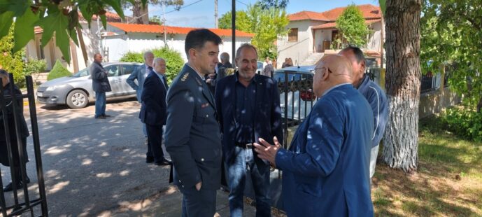 Στις θρησκευτικές εκδηλώσεις στον Ι.Ν Αγίας Γλυκερίας στη Βάρη για τη διάσωση των Γρεβενών από τον καταστροφικό σεισμό του 1995, ο Δήμαρχος Γρεβενών