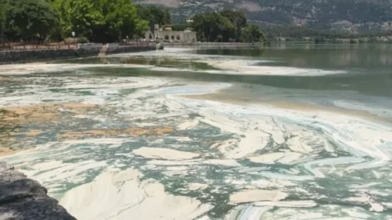 Έντονη δυσοσμία στην Παμβώτιδα, αφρός και κυανοβακτήρια στη λίμνη