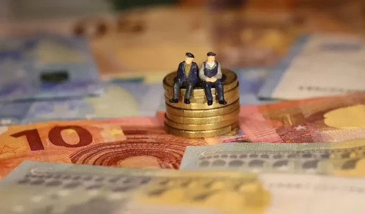 Αυξήσεις έως 50 ευρώ για 671.586 συνταξιούχους από το 2027