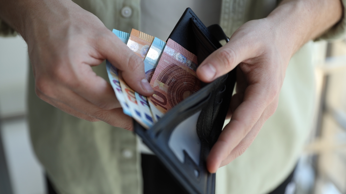 ΔΥΠΑ: Ανοίγουν οι αιτήσεις για το εποχικό βοήθημα έως 1.438 ευρώ